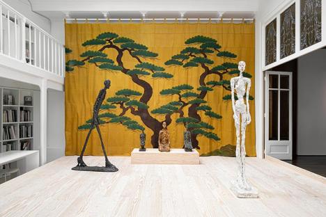 Vue de l'exposition « Alberto Giacometti Hiroshi Sugimoto. En scène ». © Institut Giacometti © Adagp Paris 2024