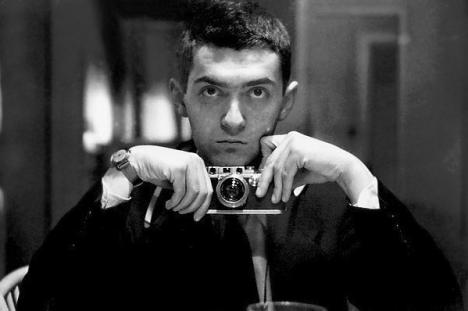 Stanley Kubrick (1928-1999), autoportrait avec un Leica III, 1949