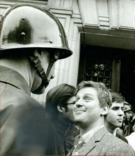Gilles Caron : Daniel Cohn-Bendit face à un CRS devant la Sorbonne, le 6 mai 1968, tirage argentique de presse, vers 1977, Fondation Gilles Caron.