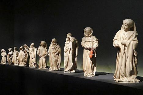 Les "pleurants" du tombeau de Jean sans Peur, duc de Bourgogne, lors de «&nbsp;LARMES D'ALBÂTRE&nbsp;», une exposition au Musée national du Moyen Âge, Cluny 