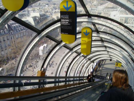 La « chenille » d'escaliers mécaniques du Centre Pompidou en 2007.