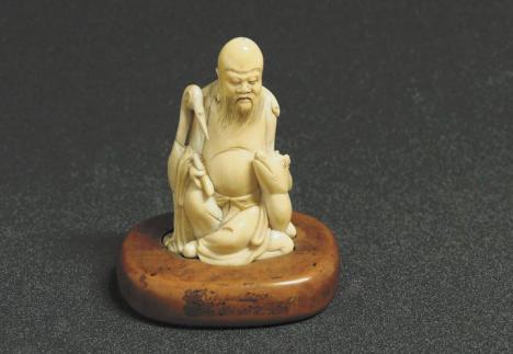 Figurine en ivoire représentant la divinité chinoise Shouxing (Étoile de la longévité), un des 556 objets chinois en ivoire de la donation de Sir Victor Sassoon au British Museum