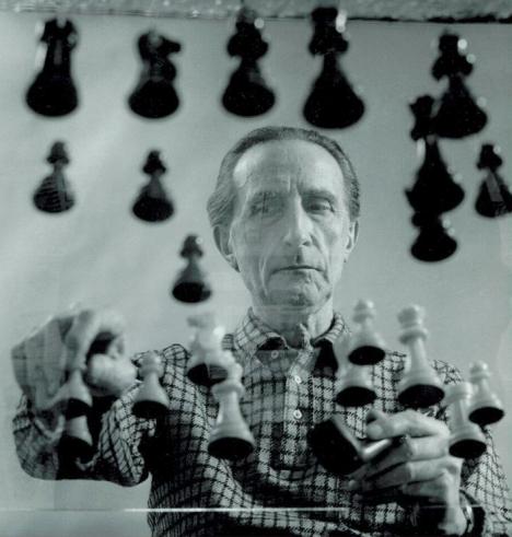 Marcel Duchamp jouant aux échecs sur un échiquier en verre