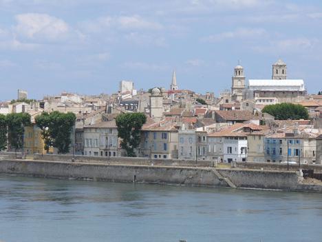 Arles vue du Rhône