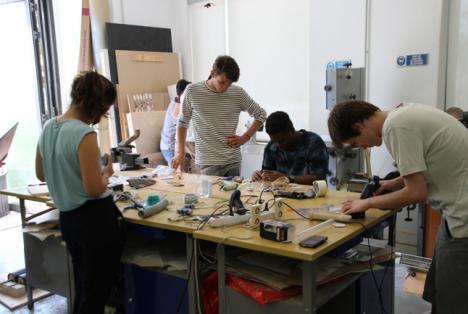 Etudiants travaillant dans l'atelier maquette de The Sustainable design School, Nice - The SDS 