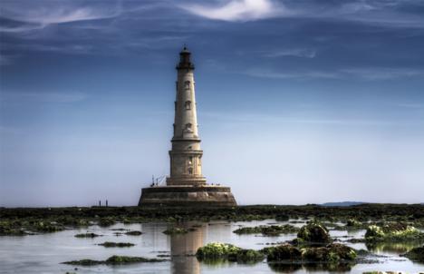 Le phare de Cordouan est un phare situé à sept kilomètres en mer sur le plateau de Cordouan, à l'embouchure de l'estuaire de la Gironde, estuaire formé par la confluence de la Garonne et de la Dordogne, donnant dans l'océan Atlantique, 2011.