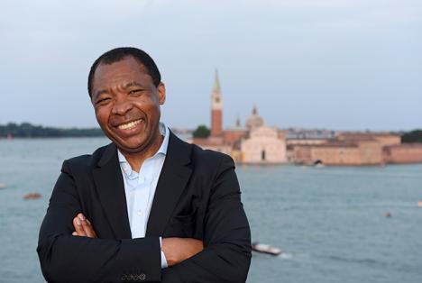 Okwui Enwezor, directeur artistique de la 56e biennale de Venise en 2015 Photo di Giorgio Zucchiatti Courtesy La Biennale de Venise