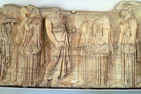 Fragment de la plaque dite « des Ergastines » (tisseuses), frise Est du Parthénon (Athènes). Marbre du Pentélique portant des traces de polychromie, c. 445–435 av. J.-C. © Photo Jastrow, CC BY-SA 3.0.