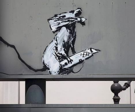 L'&oelig;uvre de Banksy, <em>Fifty years since the uprising in Paris 1968. The birthplace of modern stencil art</em>, volée sur le  panneau d'entrée du parking du Centre Georges Pompidou à Paris © Photo Banksy