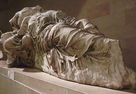 Dioné et Aphrodite. Figures L et M du fronton Est du Parthénon. Collection Lord Elgin / British Museum © Photo LudoSane, 2015