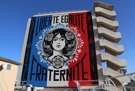 Fresque d'Obey sur un immeuble du XIIIe arrondissement de Paris, parcours Street Art 13. © Galerie Itinerrance.