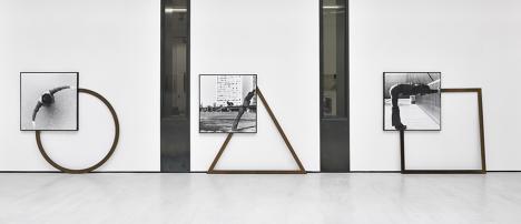 Masaki Nakayama; Body Scale, Circle Triangle Square, 1977, photographie encadrr et acier, chacune 175 x 175 x 30 cm. Photo Rebecca Fanuele/Galerie Christophe Gaillard.