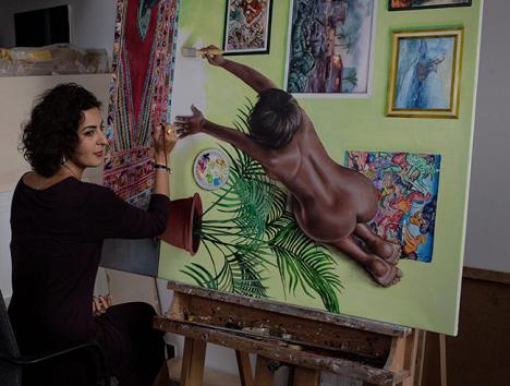 Nazanin Pouyandeh dans son atelier. © Photo Kaveh Rostamkhani.