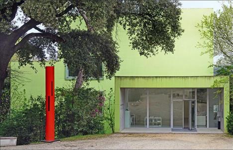 Entrée du nouveau bâtiment d'exposition de l'Espace de l'Art Concret à Mouans-Sartoux. © Photo Jean-Pierre Dalbéra, 2019, CC BY 2.0.