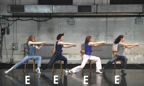Anne Teresa de Keersmaeker, Rosas danst Rosas, vidéo pédagogique expliquant les mouvements de la « scène des chaises » © Anne Teresa de Keersmaeker