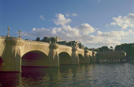 Christo (1935-2020), Le Pont-Neuf empaqueté, 1985. © Photo Wolfgang Volz