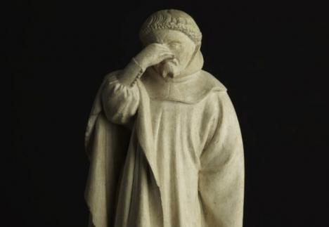 Pleurant retenant ses larmes, ou Pleurant n°17 du tombeau de Philippe le Hardi. © Musée des beaux-arts de Dijon