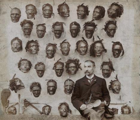 Horatio Gordon Robley, major-général de l'armée britannique, posant devant sa collection de Mokomokai, en 1895. Les Mokomokai sont des têtes de chef māoris conservées en raison du caractère remarquable de leur tatouage Tā moko - Photo Henry Stevens
