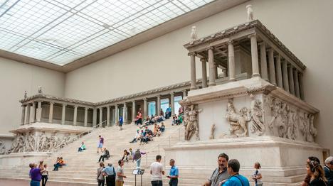 Grand autel de Pergame dans le Pergamon Museum à Berlin. © Paul VanDerWerf, 2011, CC BY 2.0