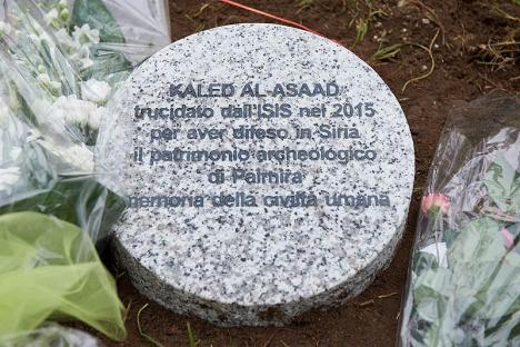 Le cippe dédié à Khaled al-Asaad au Jardin des Justes de Milan. © Fimbrethil, 2015, CC BY-SA 4.0