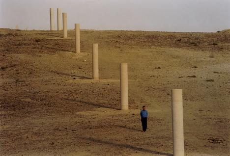Dani Karavan entre piliers Chemin de la Paix désert de Nitzana Israël.