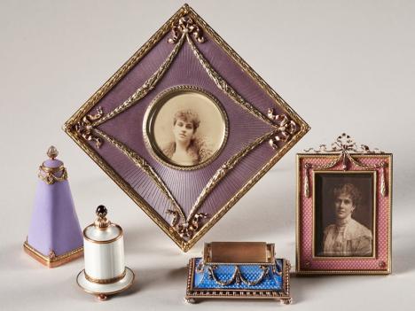 Les cinq objets Fabergé retrouvés au Brighton Museum. © RPMT