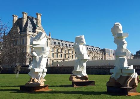 Pedro Cabrita-Reis, Les Trois Grâces, 2021, liège, 450 cm, installation au jardin des Tuileries à Paris. © Marie Garet