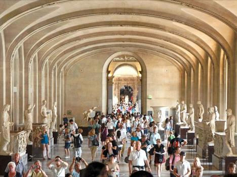 Visiteurs dans le Musée du Louvre. © Jean-Pierre Dalbéra, 2010, CC BY 2.0