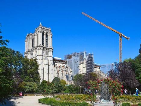 La cathédrale Notre-Dame de Paris en travaux, depuis le Square René Viviani. © Jeanne Menjoulet, 2020, CC BY 2.0