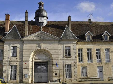 Porterie du palais abbatial de Clairvaux. Entrée principale de l'établissement pénitentiaire. © Prosopee, 2011 / CC BY 3.0