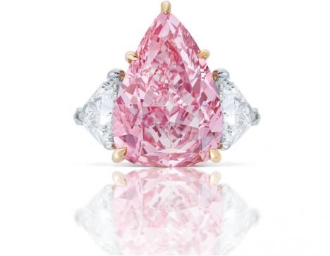Fortune Pink, diamant rose monté sur une bague, flanqué de part et d’autre d’un gros diamant blanc, 18,18 carats. © Christie's Images Ltd 2022