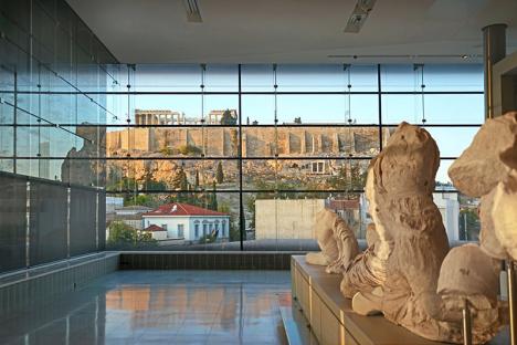 Le dernier étage du musée de l'Acropole à Athènes, avec vue sur l'Acropole et le Parthénon © Photo Jean-Pierre Dalbéra, 2016 - CC BY 2.0