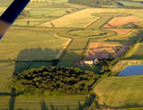 Thornborough Henges au nord de l'Angleterre. © Tony Newbould, 2005, CC BY-SA 2.0