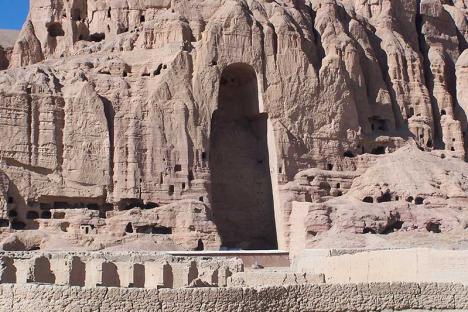 La niche du grand Bouddha de 53 mètres de hauteur détruit par les Talibans en 2001, vallée de Bâmiyân, Afghanistan - Photo Carlos Ugarte, CC BY 3.0