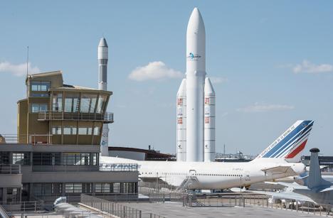 Tour de contrôle, Boeing 747 et maquettes des fusées Ariane 1 et Ariane 5 sur le tarmac du Musée de l'air et de l'espace. © Vincent Pandellé / Musée de l'Air et de l'Espace du Bourget