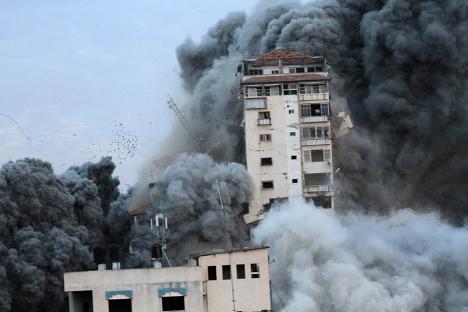 Destruction d'un immeuble lors d'un bombardement israélien dans la bande de Gaza suite à l'attaque du Hamas, octobre 2023. © Wafa, 2023, CC BY-SA 3.0