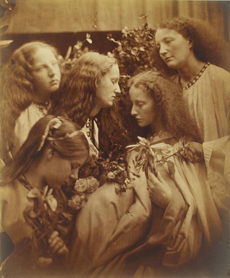 Julia Margaret Cameron (1815-1879), The Rosebud Garden of Girls, 1868, impression sur papier albuminé. © The Royal Photographic Society Collection at the V&A