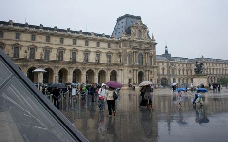Le Musée du Louvre sous la pluie. CherryX, 2012, CC BY-SA 3.0