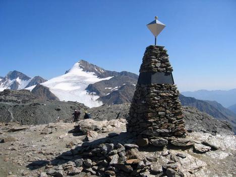 Monument érigé près du lieu de découverte d'Ötzi, au glacier du Hauslabjoch, dans les Alpes de l'Ötztal. © Tigerente.