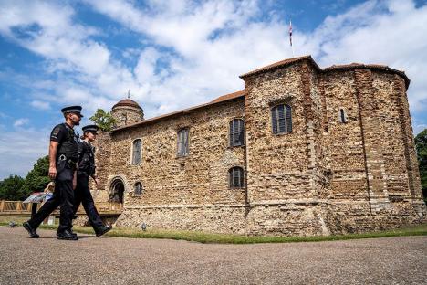 Policiers du comté d'Essex patrouillant devant le château de Colchester en Angleterre. © Essex Police