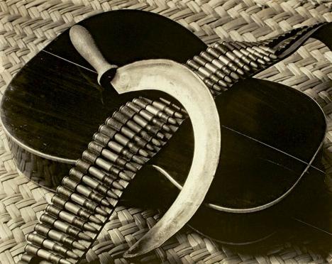Tina Modotti (1896-1942), Cartouchière, faucille et guitare, 1927, tirage gélatino-argentique d'époque, 19 x 24 cm.  © Fundacion Televisa, Mexico