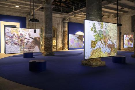 Bouchra Khalili, The Mapping Journey, 2008-2011, vue de l'installation à l'Arsenal. © Marco Zorzanello © Adagp Paris 2024