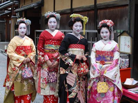 Geikos dans le quartier de Gion à Kyoto. © Pxhere 