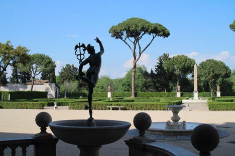 Les jardins de la Villa Médicis, au 1er plan la copie du Mercure de Giambologna installée en 1883 pour remplacer l'original transféré au musée du Bargello à Florence. © Photo Ludovic Sanejouand, 2013