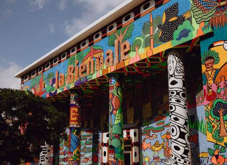 Pavillon international de la Biennale de Venise, avec une fresque réalisée par le collectif amazoniens Mahku. © Matteo de Mayda