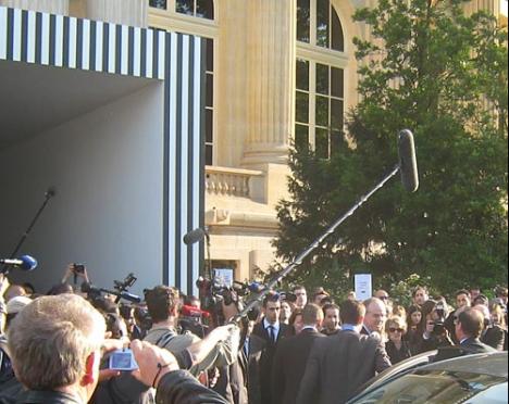 Frédéric Mitterrand accueillant, au vernissage du Monumenta de Daniel Buren, le nouveau Président de la République François Hollande 3 jours après son élection - Mercredi 9 mai 2012 