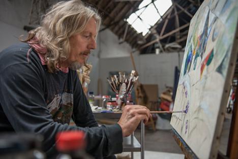 Wolfgang Beltracchi dans son atelier, pour le documentaire « Wolfgang Beltracchi, l'art du faux » 
