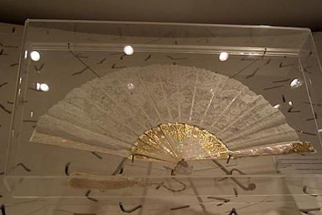 Eventail en dentelles, avec manche en nacre et argent doré, collection Musée de la nacre, Méru © D.R.