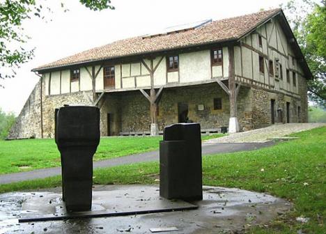 La Ferme Zabalaga dans le parc de 12 hectares du musée Chillida Leku (2005)