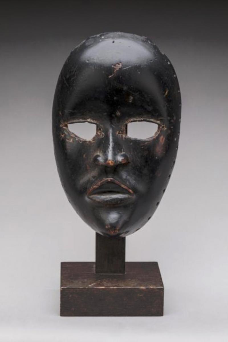 Masque Dan, Côte d’Ivoire, bois, patine brun-noir, ht. 21 cm. © Pousse-Cornet 